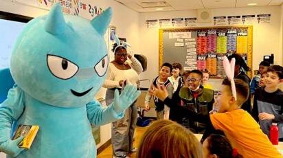 较低的学校 Blue Devil high-fiving Students